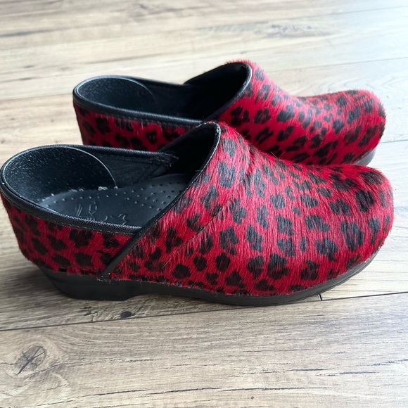 Dansko womens red and black calf hair cheetah comfortable clogs size 38 (7.5-8) - Picture 4 of 14